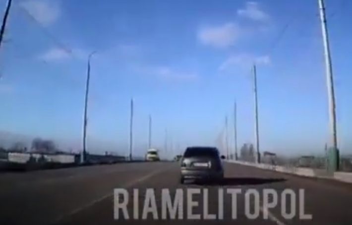 В Мелитополе водитель иномарки устроил гонки на мосту (видео)