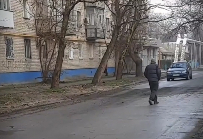 В Мелитополе пьяный мужчина бросался под колеса авто (видео)