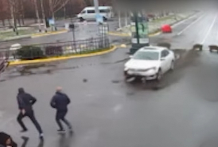 Под Киевом авто на скорости влетело в киоск: момент попал на видео