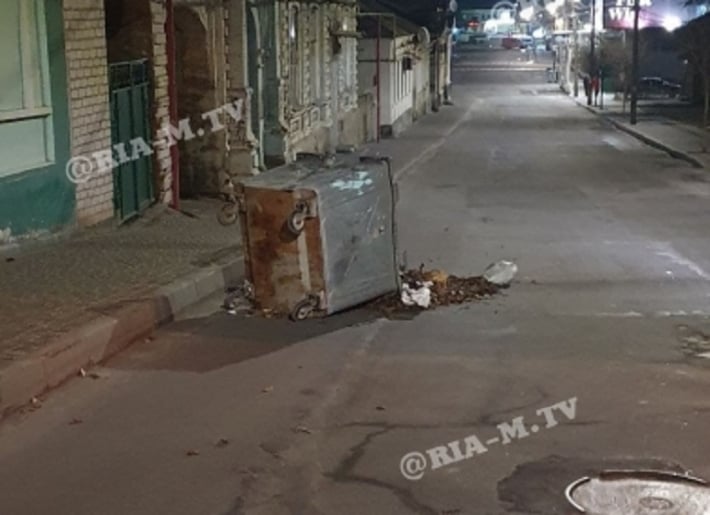 В Мелитополе новый вид развлечения – катание на мусорных баках (фото)