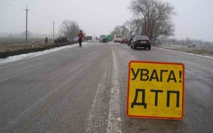 Под Киевом авто врезалось в грузовик и загорелось - водитель чудом не погиб: видео