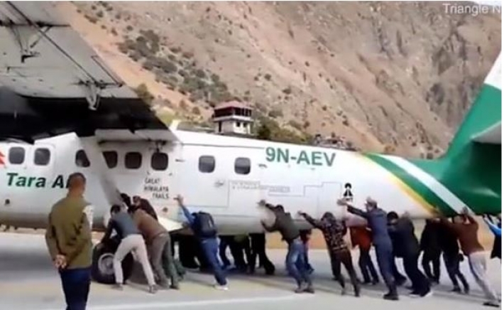В Непале пассажиры толкали самолет (видео)