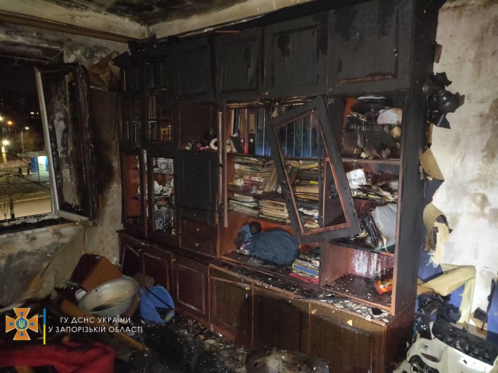 В Запорожье дотла выгорела квартира в девятиэтажке (фото)