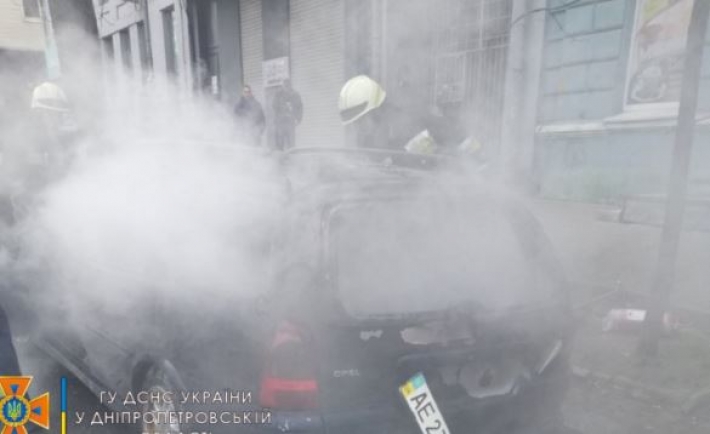 В центре Днепра сгорело авто - внутри нашли необычное оружие: фото и видео
