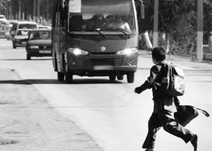 В Запорожской области трое школьников едва на попали под колеса авто