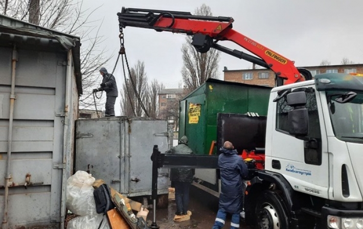 В Киеве коммунальщиков избили во время демонтажа киоска с шаурмой