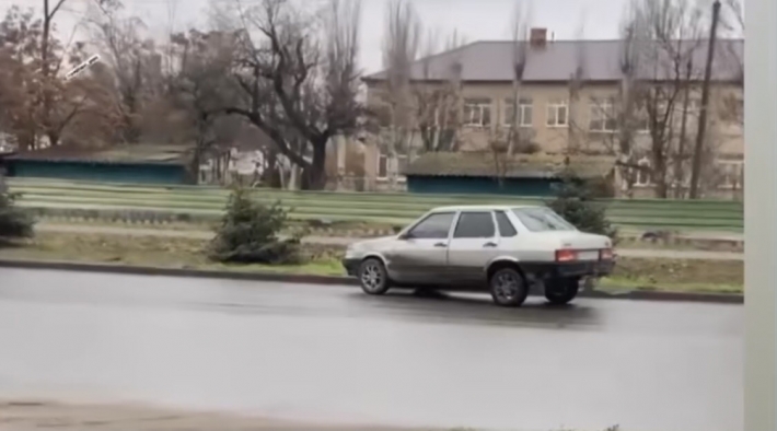 В Мелитополе водитель на Таврии врезался в ВАЗ и сбежал (видео)