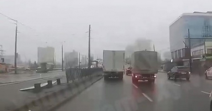 ​Вскрыла вены и бросилась под грузовик: в Киеве девушка решила свести счеты с жизнью, видео