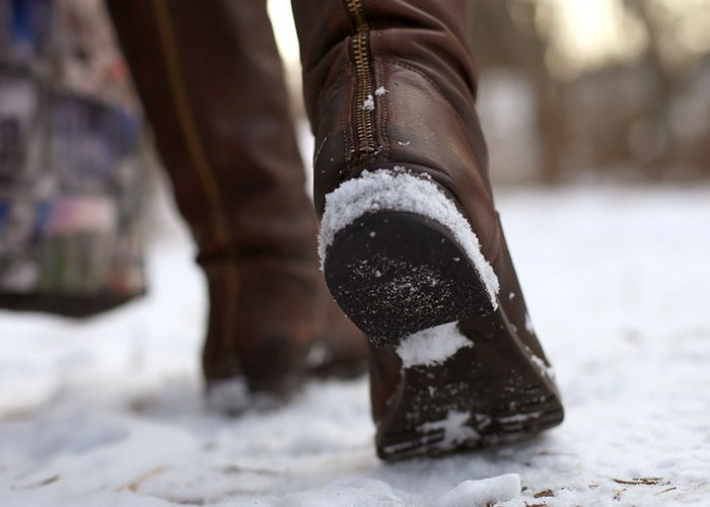 Что сделать, чтобы обувь не скользила на льду