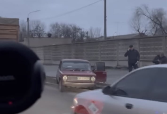 Битва "титанов" - в Мелитополе ДТП грузовика и "копейки" (видео)
