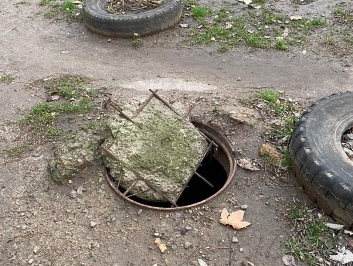 Жители Мелитополя жалуются на потенциально опасные ловушки (фото)