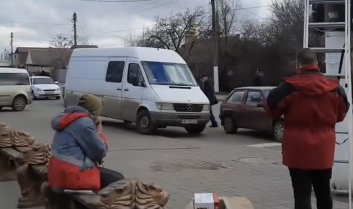 В Мелитополе водитель Таврии едва не влетел в микроавтобус (видео)