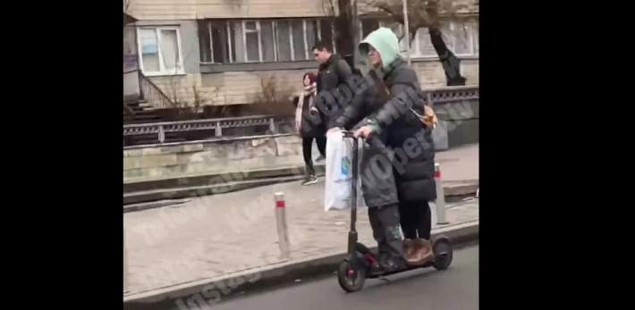 Странная выходка женщины с ребенком озадачила киевских водителей (видео)