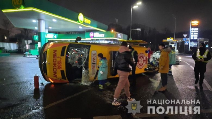 ДТП с переворотом: в Киеве карета скорой попала в аварию, фото и видео