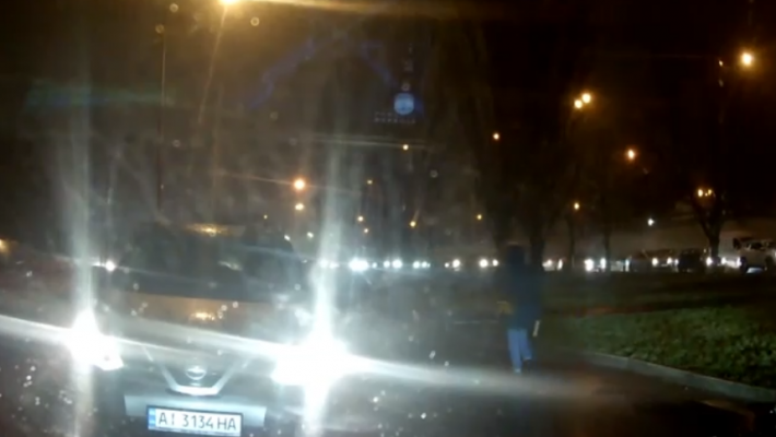 Решала из 90-х: в Киеве конфликт на дороге едва не завершился стрельбой, видео