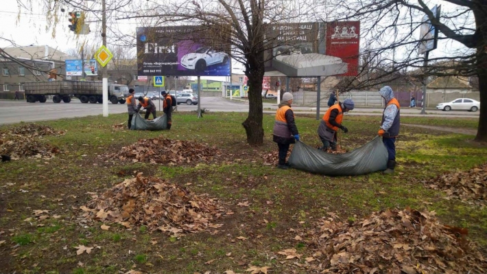С июля по декабрь - в Мелитополе природа скорректировала коммунальщикам работы по уборке листвы (фото)