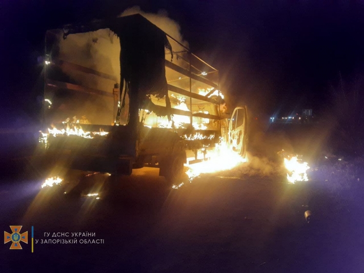 Под Запорожьем дотла сгорел микроавтобус (фото)