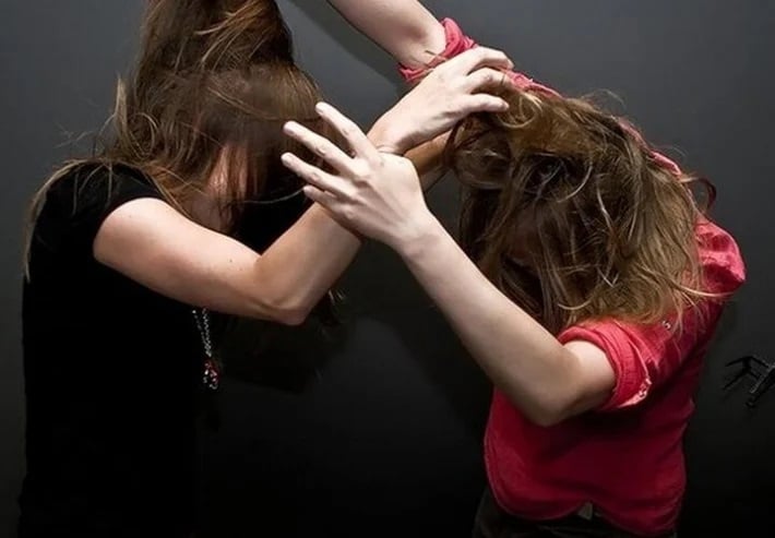 Избиение школьниц в Запорожье: одной из пострадавших девушек угрожают