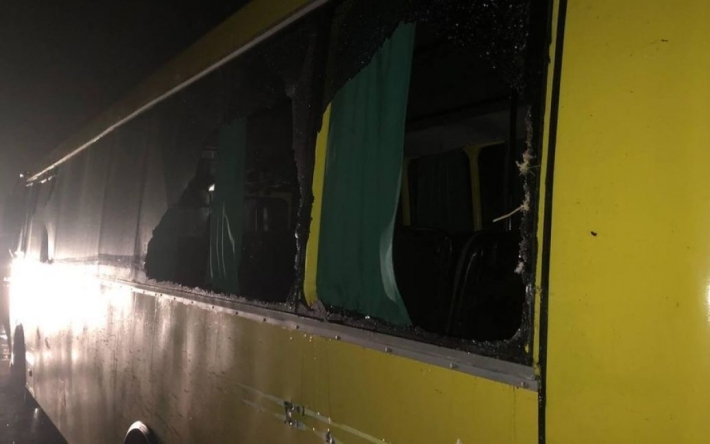 Под Ровно бревна выпали из лесовоза и влетели в окно маршрутки, в которой ехало 20 человек: есть ранен (фото)