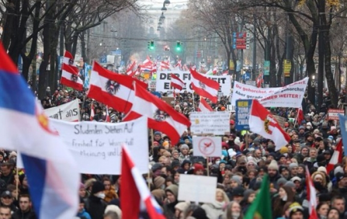 В Вене десятки тысяч человек протестовали против COVID-ограничений