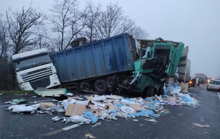 Под Николаевом в ДТП с участием двух грузовиков погиб человек