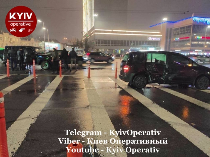 В центре Киева Mercedes на "блатных" номерах устроил серьезное ДТП: фото