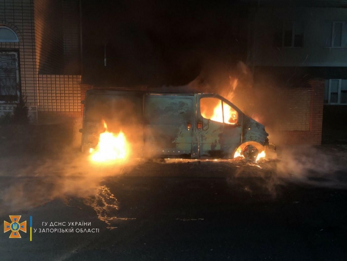 В Мелитополе ночью сгорел микроавтобус (фото)