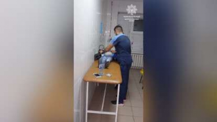 В Днепре ребенок наглотался таблеток: патрульные с мигалками везли в больницу