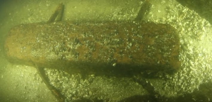 В Запорожье дайвер обнаружил под водой фрагмент деревянного корабля