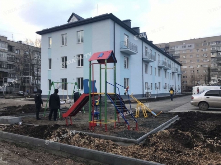 Во дворе новостройки в Мелитополе появилась новая детская площадка (фото)