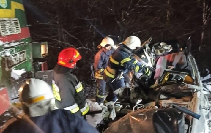 На Прикарпатье пассажирский поезд протаранил авто - есть погибшие: фото и видео