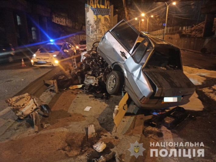 В шокирующем ДТП на мосту в Запорожье пострадал полицейский (фото)