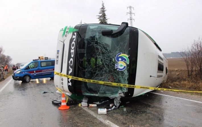 В Турции перевернулся автобус с пассажирами, есть погибшие (фото)