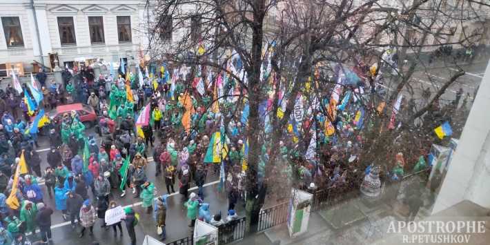 В центре Киева произошла стычка протестующих с полицией: фото и видео