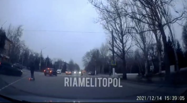 В Мелитополе подросток на электросамокате шокировал водителей (видео)