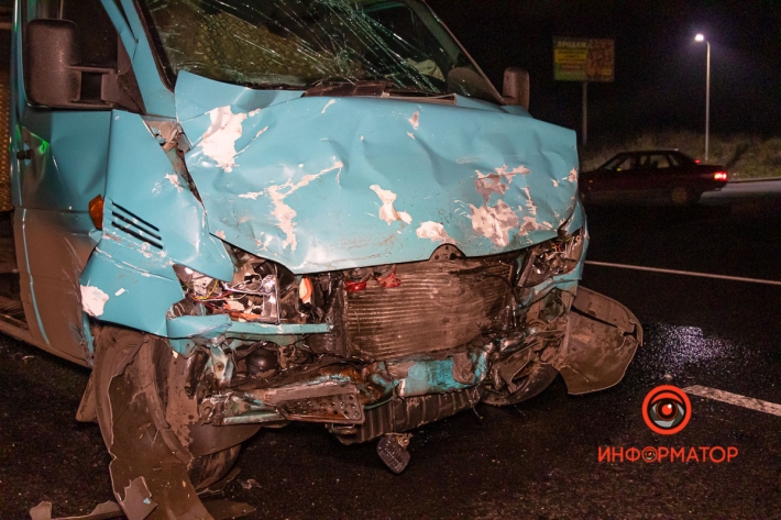 В Днепре лихач на BMW влетел в забитую маршрутку: много пострадавших, фото и видео
