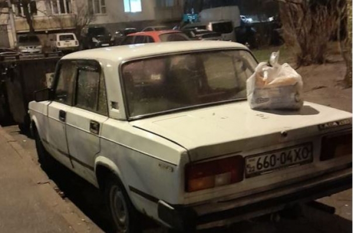 Награда нашла героя: в Киеве "герою парковки" оставили подарок, фото