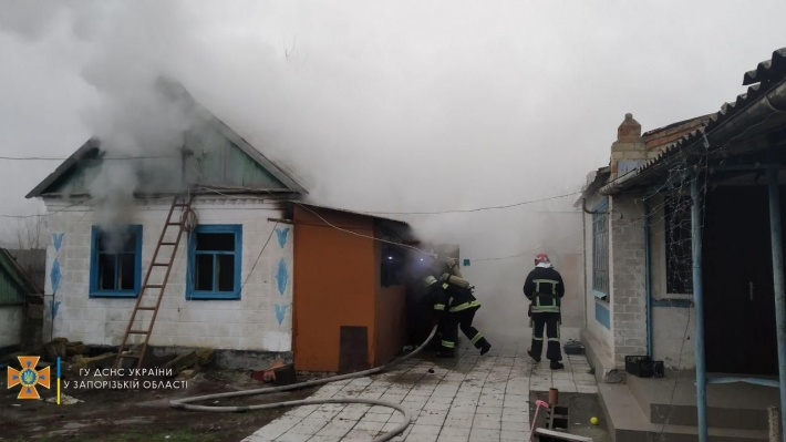В Запорожской области пылал частный дом