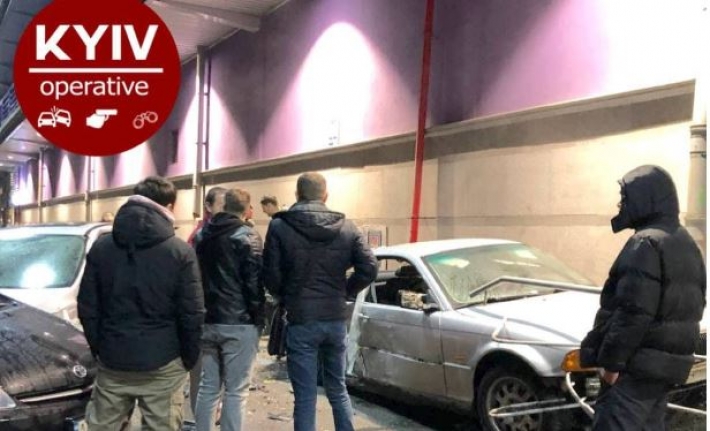 В Киеве водитель снёс припаркованные авто и врезался в ТРЦ: фото