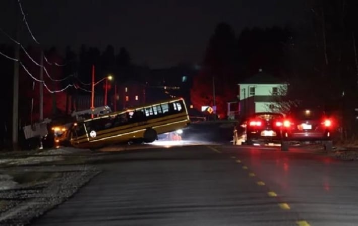 В Канаде в ДТП школьного автобуса с грузовиком погиб ребенок
