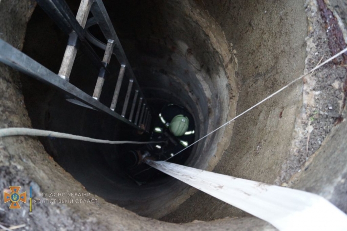 В Запорожье мужчина упал в глубокий канализационный колодец (фото)