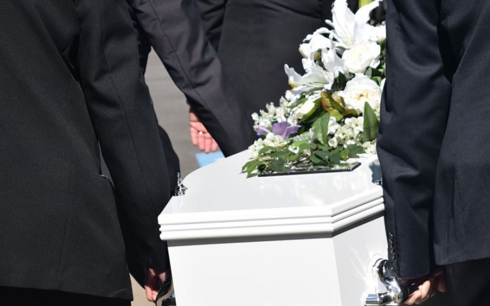 На похоронах сын увидел, что в гробу не отец: в морге в Энергодаре перепутали покойников