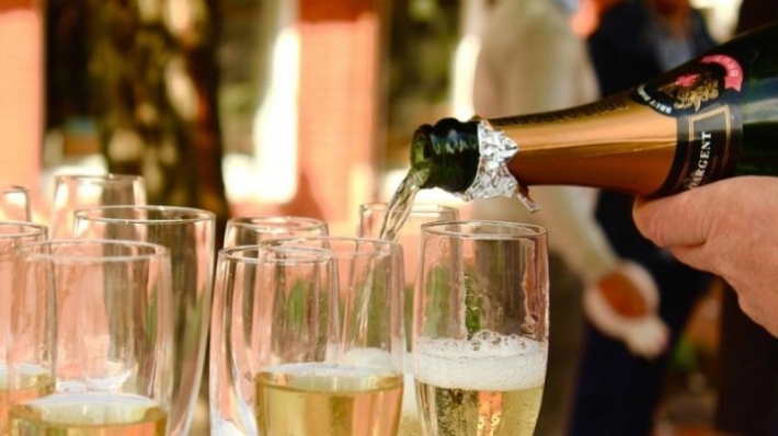 Зачем в открытое шампанское мудрые хозяйки вставляют ложку