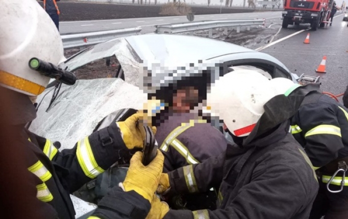 На Днепропетровщине легковушка влетела под грузовик: трое пострадавших