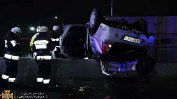 В Днепре на Новом мосту автомобиль влетел в отбойник: погибла девушка (фото 18+)