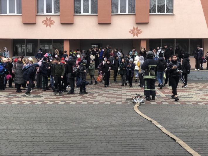 В Бердянске "заминировали" несколько учебных заведений (фото)