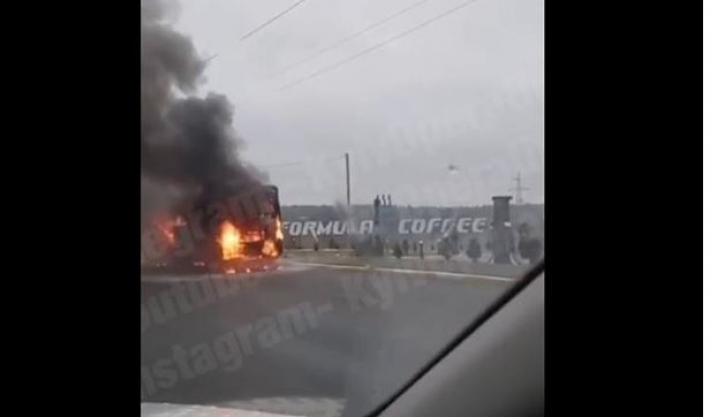В Ирпене дотла сгорел маршрутный автобус (видео)