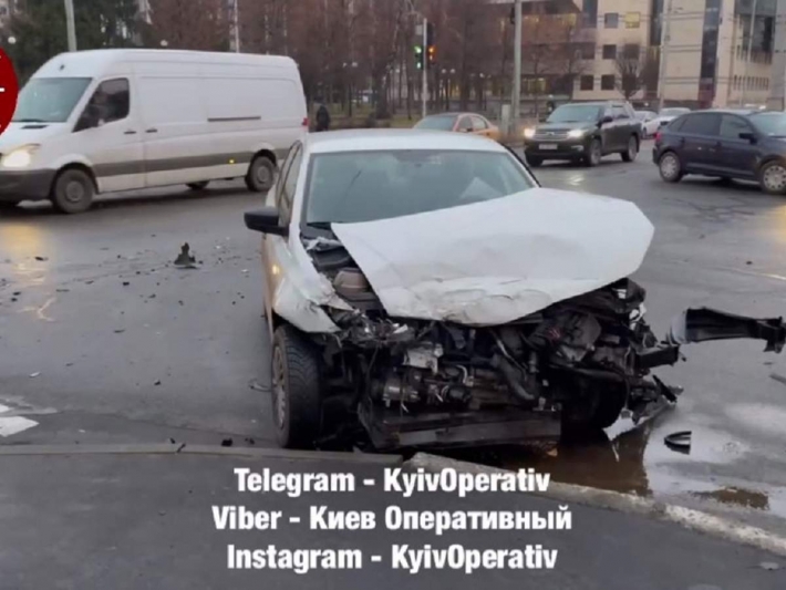 В Киеве патрульные не поделили перекресток с такси Uber: видео с места ДТП