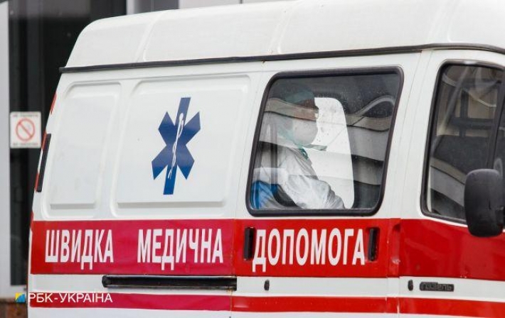 В училище Одессы на ученика рухнул потолок: парня госпитализировали с травмами (видео)