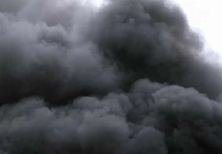 В Мелитополе из урны валит дым - прохожие растерялись (видео)